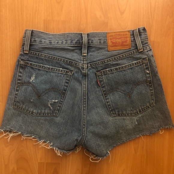 Levi’s Wedgie Jean Shorts - Picture 3 of 6